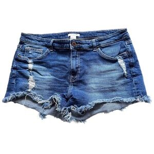 H&M Jean Shorts Raw Hem Distressed Mid Rise 2 Inch Inseam Medium Wash Size 32